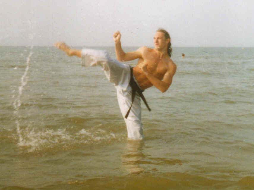 Mawashi geri - Evi Geeroms  (Mariakerke, august 1999)